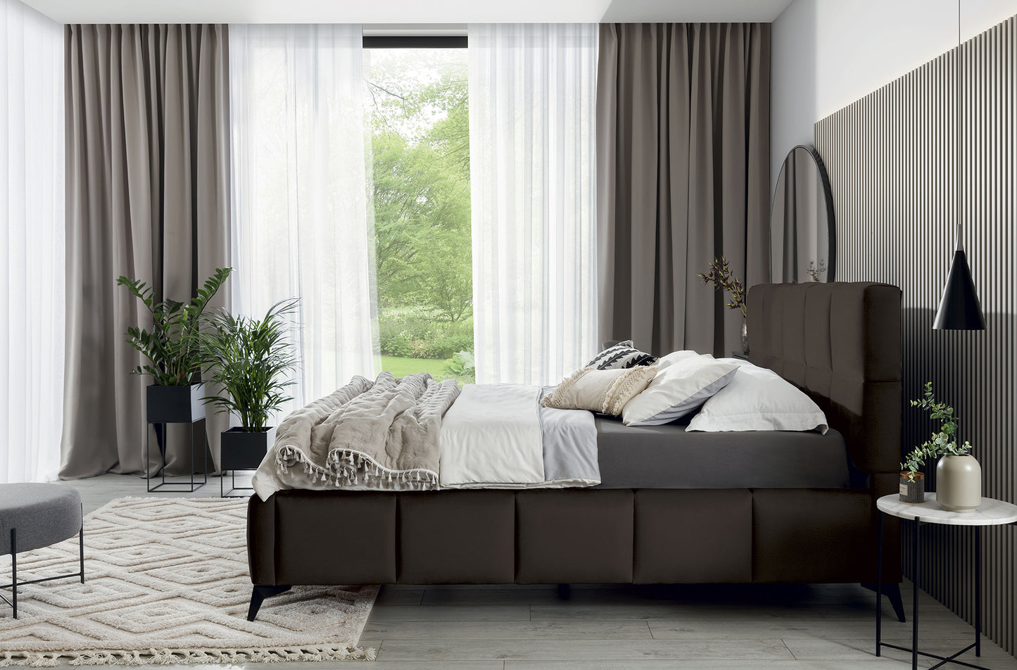 Łóżko Mist w odcieniu Velvetmat 22 brązowy, rozmiar 140x200 cm, widok z boku w eleganckiej sypialni z jasnymi zasłonami i dekoracyjnymi poduszkami.