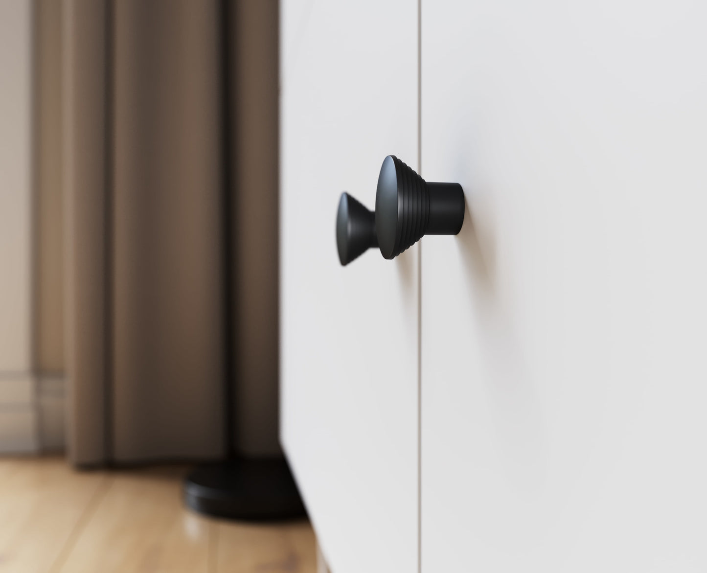 Stylowe, czarne uchwyty szafy Dullum podkreślające kontrastowy i nowoczesny design mebla.