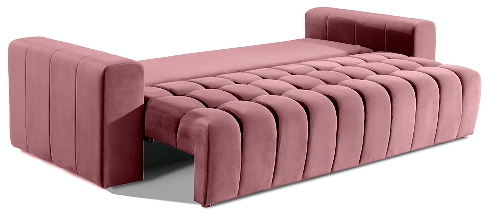 Sofa Lazaro Matt Velvet 63 różowy rozłożona do spania – przekształcona w łóżko z płaską, pikowaną powierzchnią do leżenia, zachowująca charakterystyczne pionowe przeszycia i masywne boksy podłokietników.