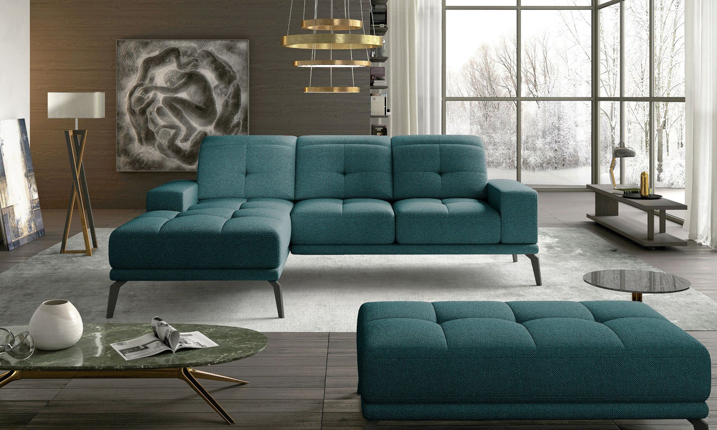 Nowoczesny narożnik wypoczynkowy Grande 75 w eleganckim zielonym kolorze wyposażony w regulowane zagłówki oraz metalowe nogi. Komfortowy mebel do salonu zapewniający wygodne miejsce do codziennego relaksu.