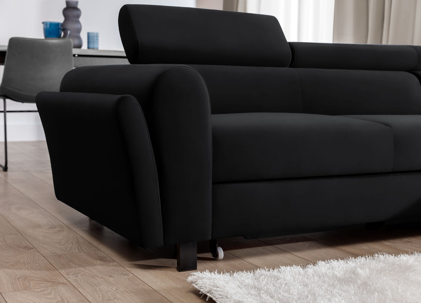 Narożnik Mariall Mat Velvet 99 czarny z funkcją spania w nowoczesnej aranżacji salonu, sofa narożna rozłożona do spania, zapewniająca wygodne miejsce do odpoczynku, oglądania telewizji i przyjmowania gości