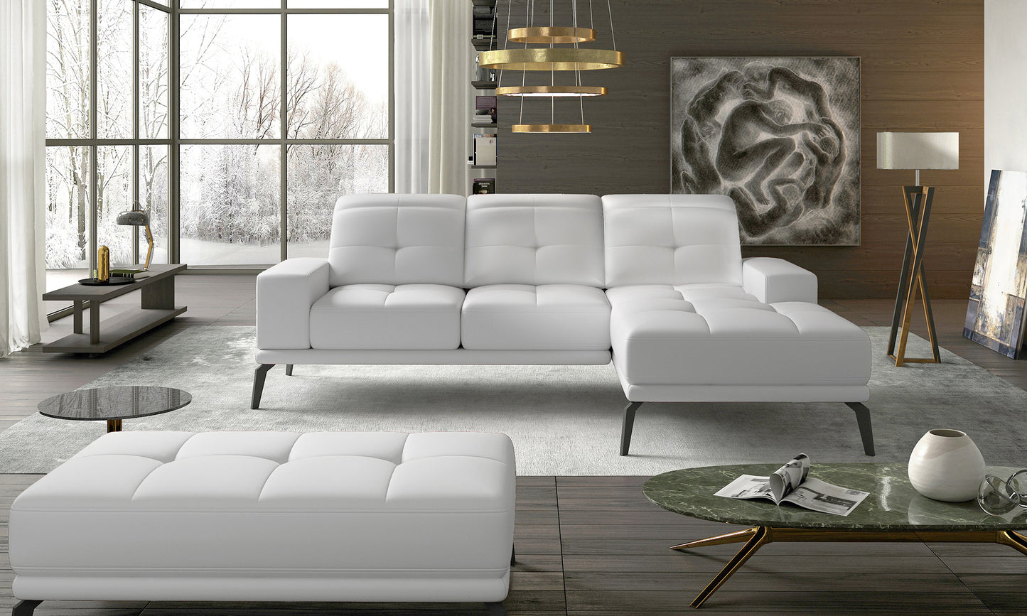 Biały narożnik do salonu wykonany w tkaninie Soft 17 prezentujący minimalistyczną formę oraz miękkie siedziska. Designerski narożnik prawostronny świetnie komponujący się z jasnymi aranżacjami i drewnianymi dodatkami.