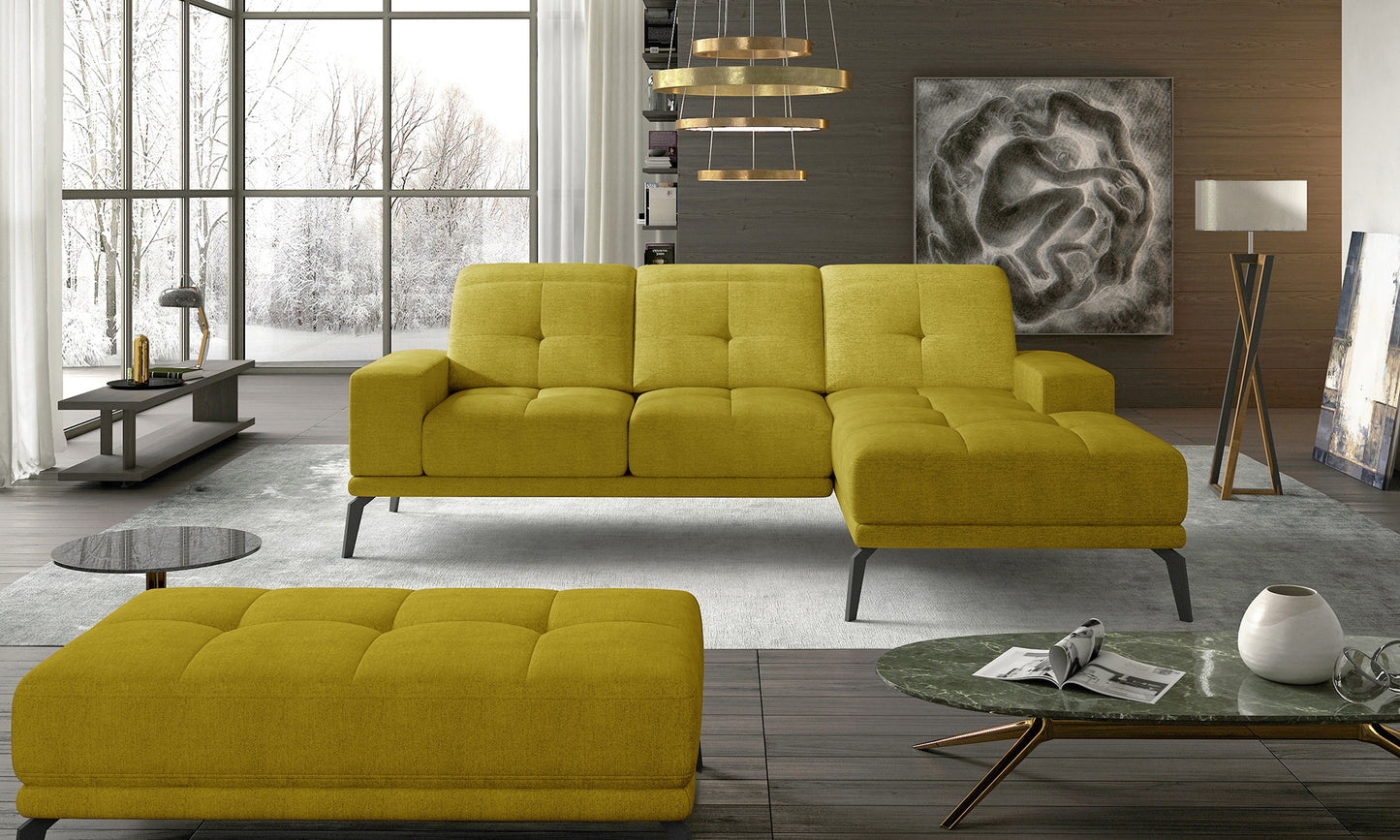 Żółty narożnik do salonu wykonany w tkaninie Omega 68 prezentujący minimalistyczną formę oraz miękkie siedziska. Designerski narożnik prawostronny świetnie komponujący się z drewnianymi dodatkami i ciemnymi aranżacjami wnętrz.