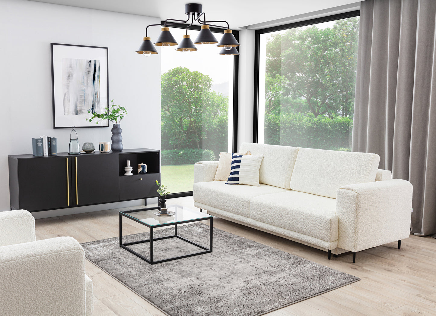 Nowoczesny salon z dywanem Codrila Grey 160x220 cm, białymi meblami i widokiem na ogród za dużym oknem.