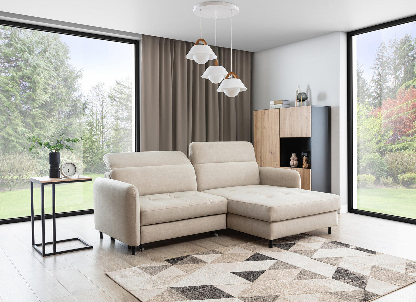 Dywan Eustache Beige 80x150 cm w przestronnym salonie z narożnikiem w kolorze beżowym i panoramicznym widokiem na ogród – styl minimalistyczny.