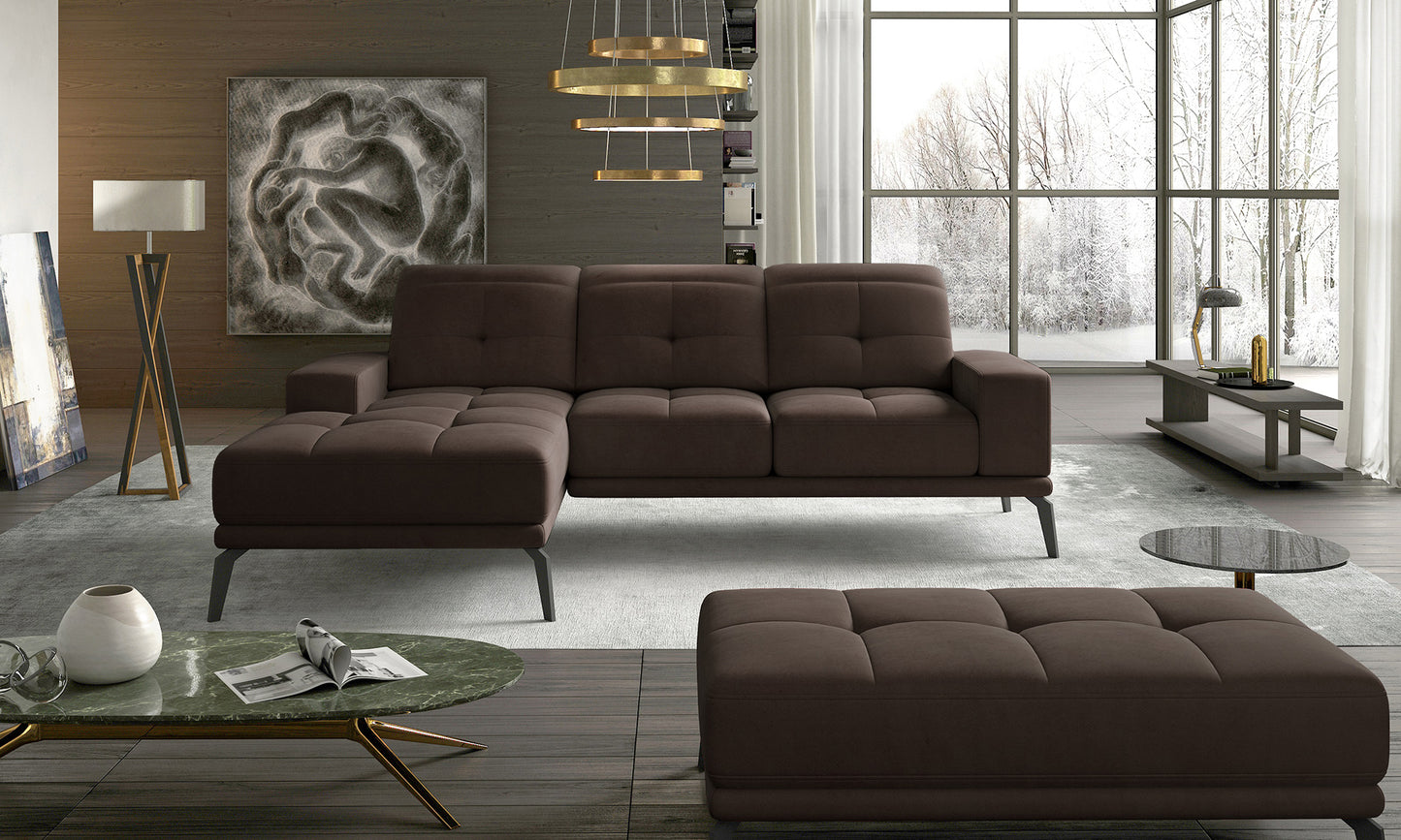 Designerski narożnik w brązowej tkaninie Jasmine 29 z wygodnymi poduszkami oparciowymi oraz nowoczesną linią. Duży narożnik wypoczynkowy do salonu tworzący przytulną i funkcjonalną strefę relaksu.