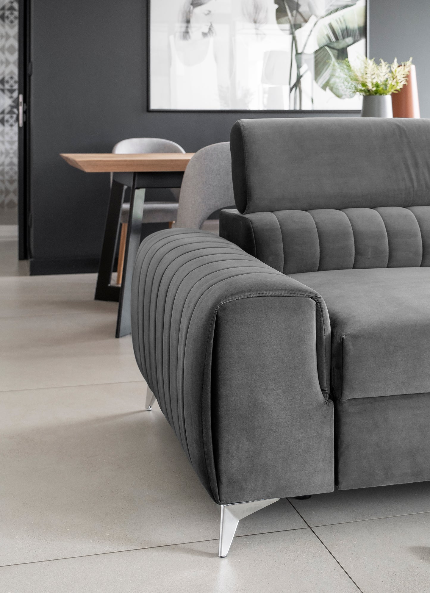 Kanapa Laurence w aranżacji salonu – front, szara tapicerka Nube 04 bok