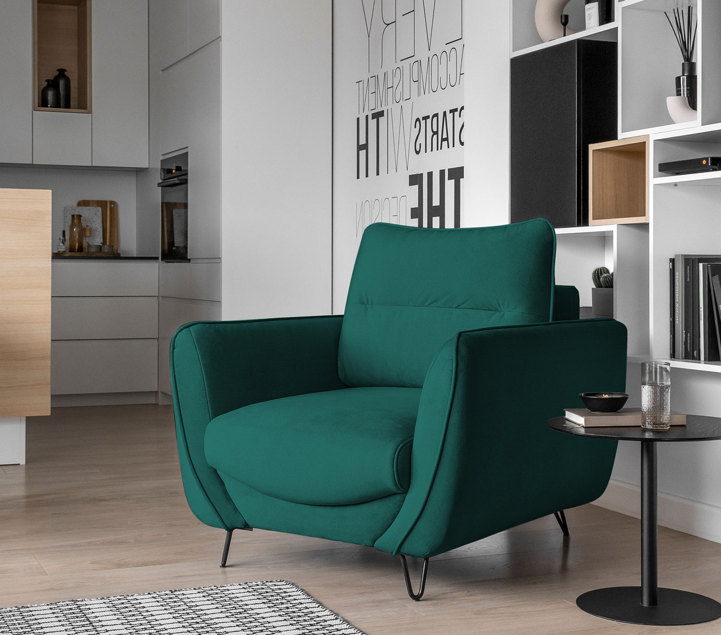 Fotel Silva w kolorze Velvetmat 38 zielony w eleganckim salonie, ustawiony przy stoliku kawowym w jasnym, nowoczesnym wnętrzu.