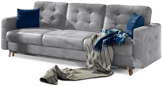 Kanapa Asgard w kolorze Monolith 84 jasnoszary z poduszkami w tkaninie Monolith 77 niebieski – elegancka sofa trzyosobowa z pikowanym oparciem i drewnianymi nogami.