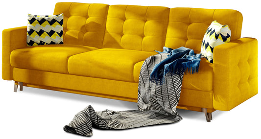 Kanapa Asgard w kolorze Omega 68 żółty z poduszkami w tkaninie Zigzag 53 wielokolorowej – elegancka sofa trzyosobowa z pikowanym oparciem i drewnianymi nogami.