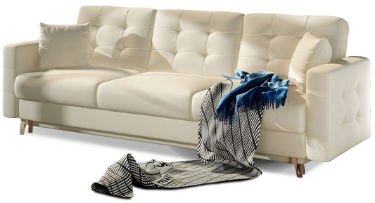 Kanapa Asgard w kolorze Soft 33 jasnobeżowy – elegancka sofa trzyosobowa z pikowanym oparciem, miękkimi poduszkami i drewnianymi nogami.