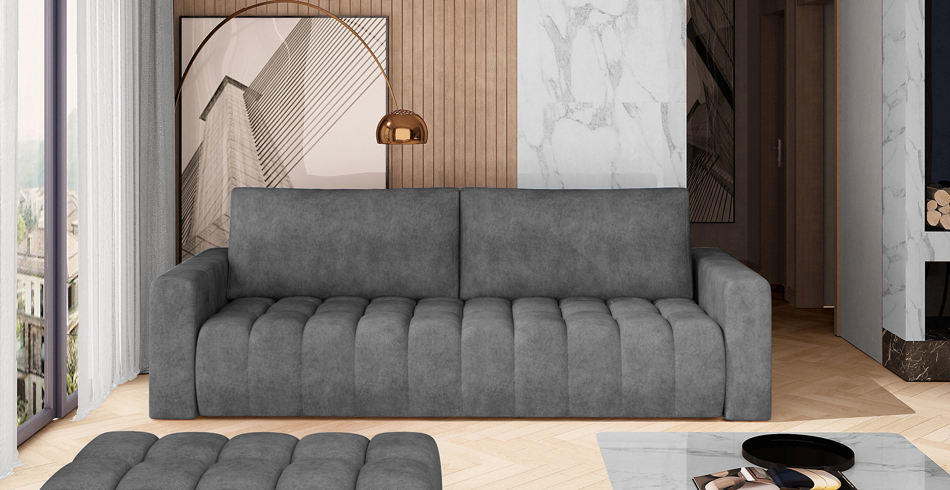 Sofa Lazaro Dora 95 ciemnoszary we wnętrzu – stylowy salon z betonową ścianą, drewnianymi panelami i dużym oknem, na sofie pikowane siedzisko i proste oparcie.
