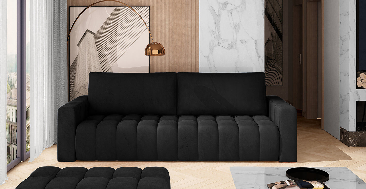 Sofa Lazaro Matt Velvet 99 czarny w aranżacji wnętrza – stylowy salon z dekoracyjnymi panelami i dużym oknem, sofa ustawiona naprzeciw bogato zdobionej ściany, z aksamitną tkaniną i minimalistycznymi poduszkami.