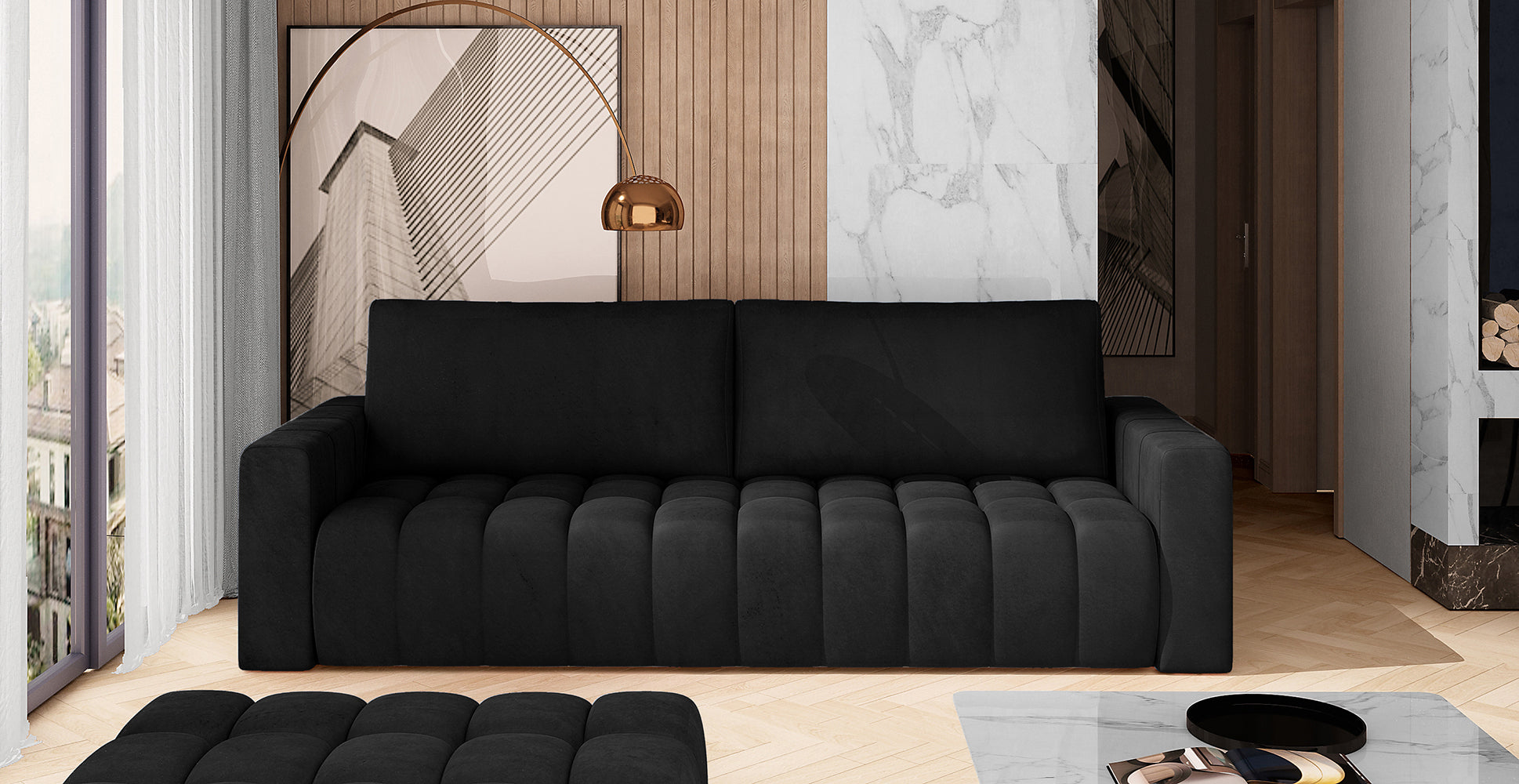 Sofa Lazaro Matt Velvet 99 czarny w aranżacji wnętrza – stylowy salon z dekoracyjnymi panelami i dużym oknem, sofa ustawiona naprzeciw bogato zdobionej ściany, z aksamitną tkaniną i minimalistycznymi poduszkami.