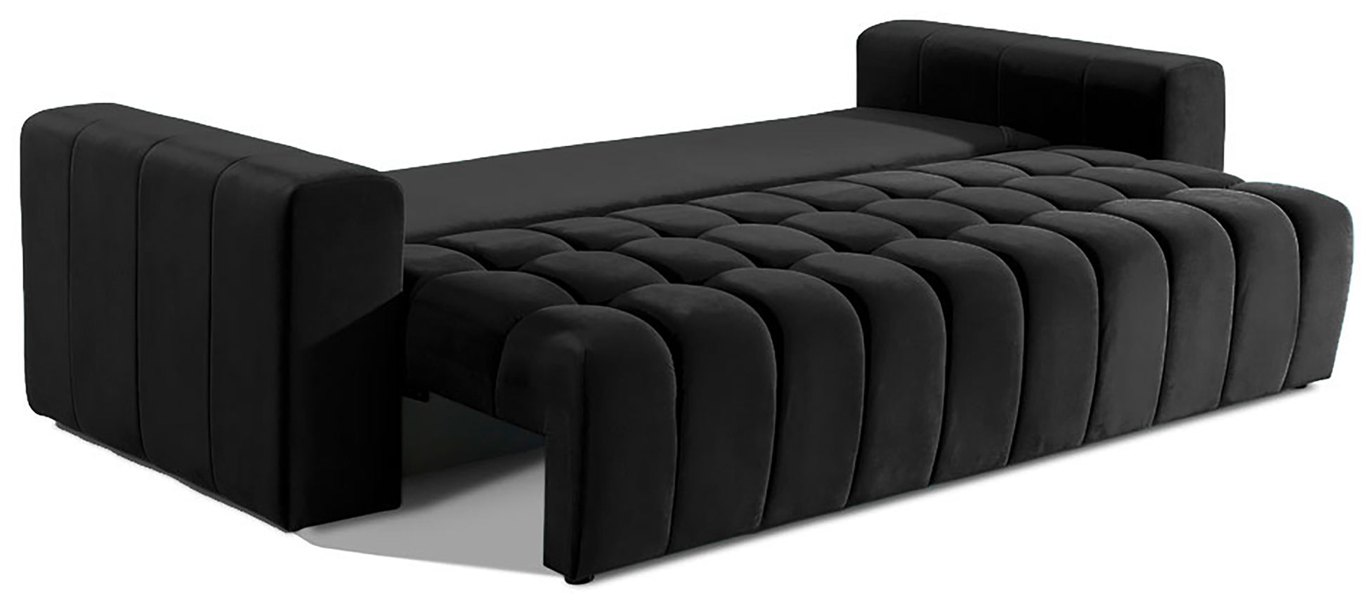Sofa Lazaro Matt Velvet 99 czarny rozłożona do spania – pełne rozłożenie pokazuje płaską, pikowaną powierzchnię do leżenia, zachowującą charakterystyczne pionowe panele siedziska oraz masywne boki jako zagłówki.