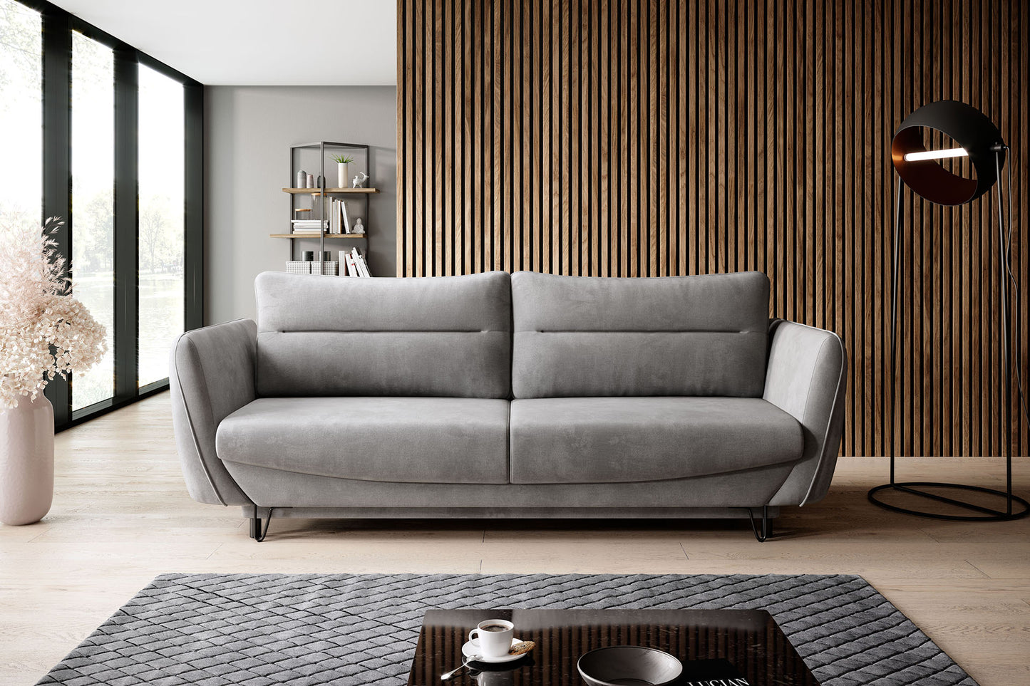 Nowoczesna sofa Silva w tkaninie Nube 03 jasnoszary, z dużymi poduszkami oparciowymi, szerokimi bokami oraz smukłymi czarnymi nóżkami, idealna do rodzinnej strefy relaksu.