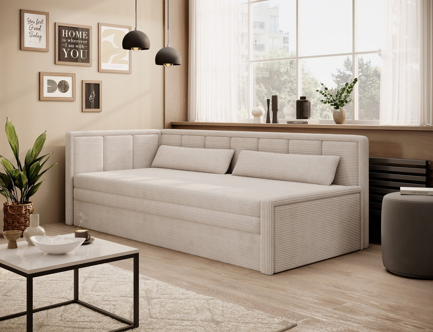 Sofa tapicerowana w kremowym kolorze ustawiona w jasnym salonie z dekoracjami i rośliną.
