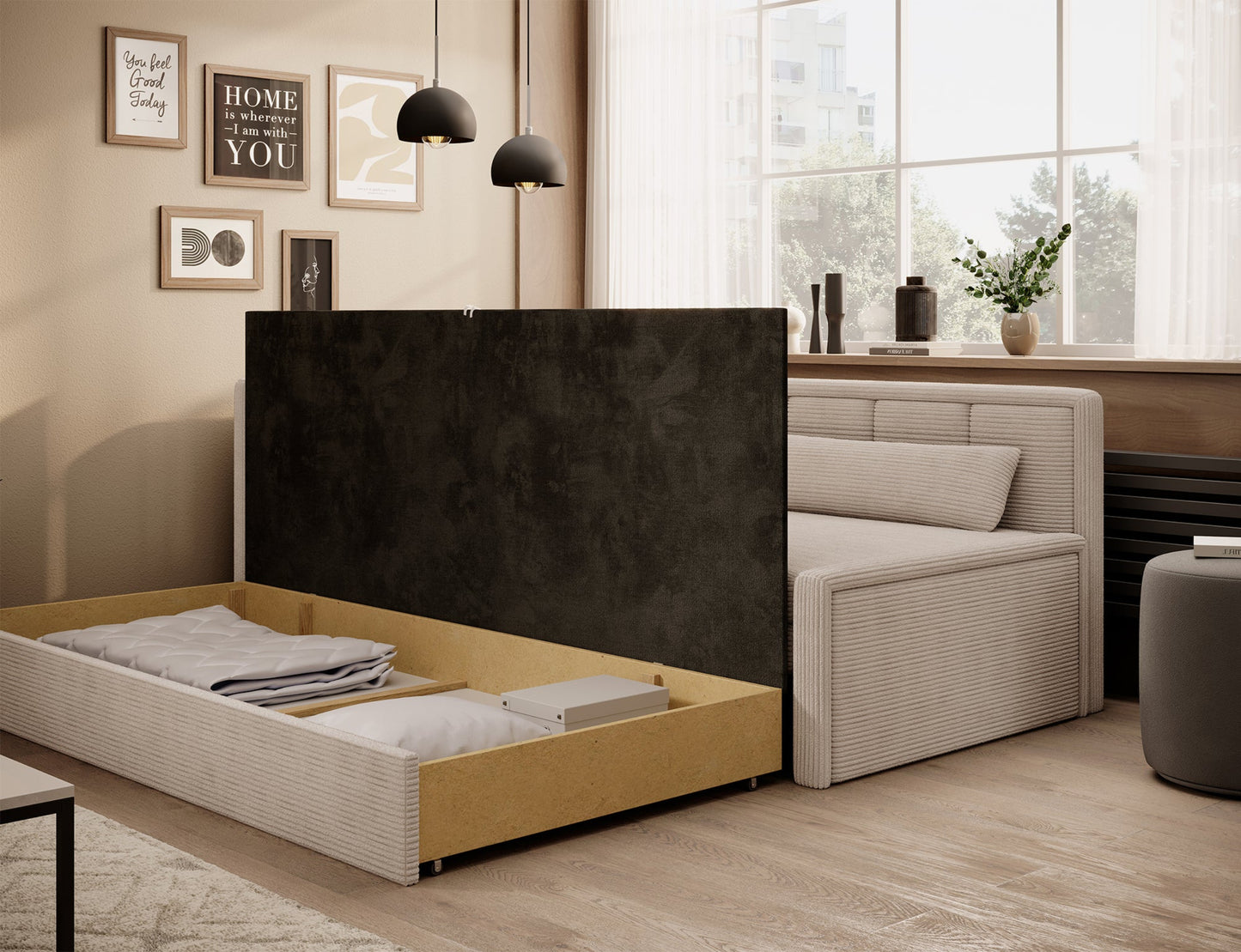 Rozkładana sofa z otwartym pojemnikiem i złożonym materacem w jasnym wnętrzu dziennym.