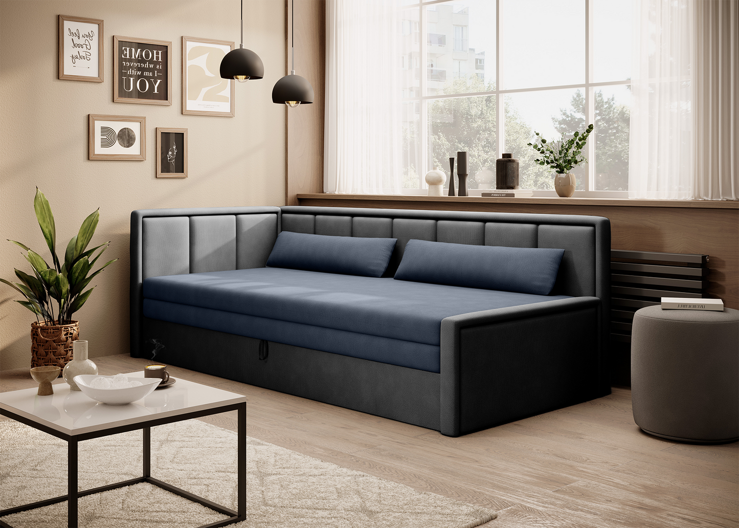 Nowoczesna sofa w czarno-niebieskim kolorze ustawiona w jasnym salonie z dużym oknem.