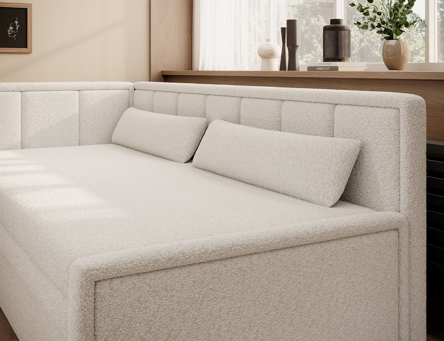 Beżowa sofa z funkcją spania i poduszkami dekoracyjnymi w stylowym salonie.