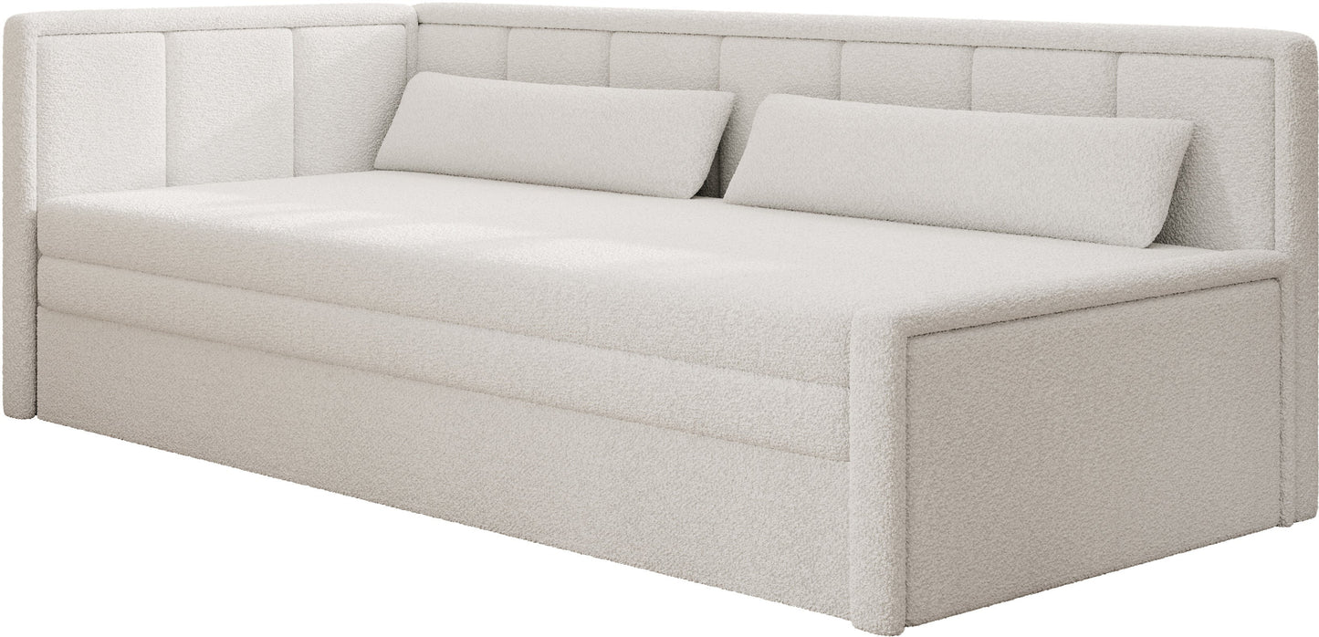 Beżowa sofa tapicerowana z funkcją spania i oparciem narożnym – mebel do salonu lub pokoju gościnnego.