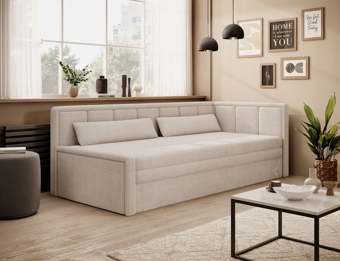 Sofa tapicerowana w kremowym kolorze ustawiona w jasnym, nowoczesnym salonie z dużym oknem.