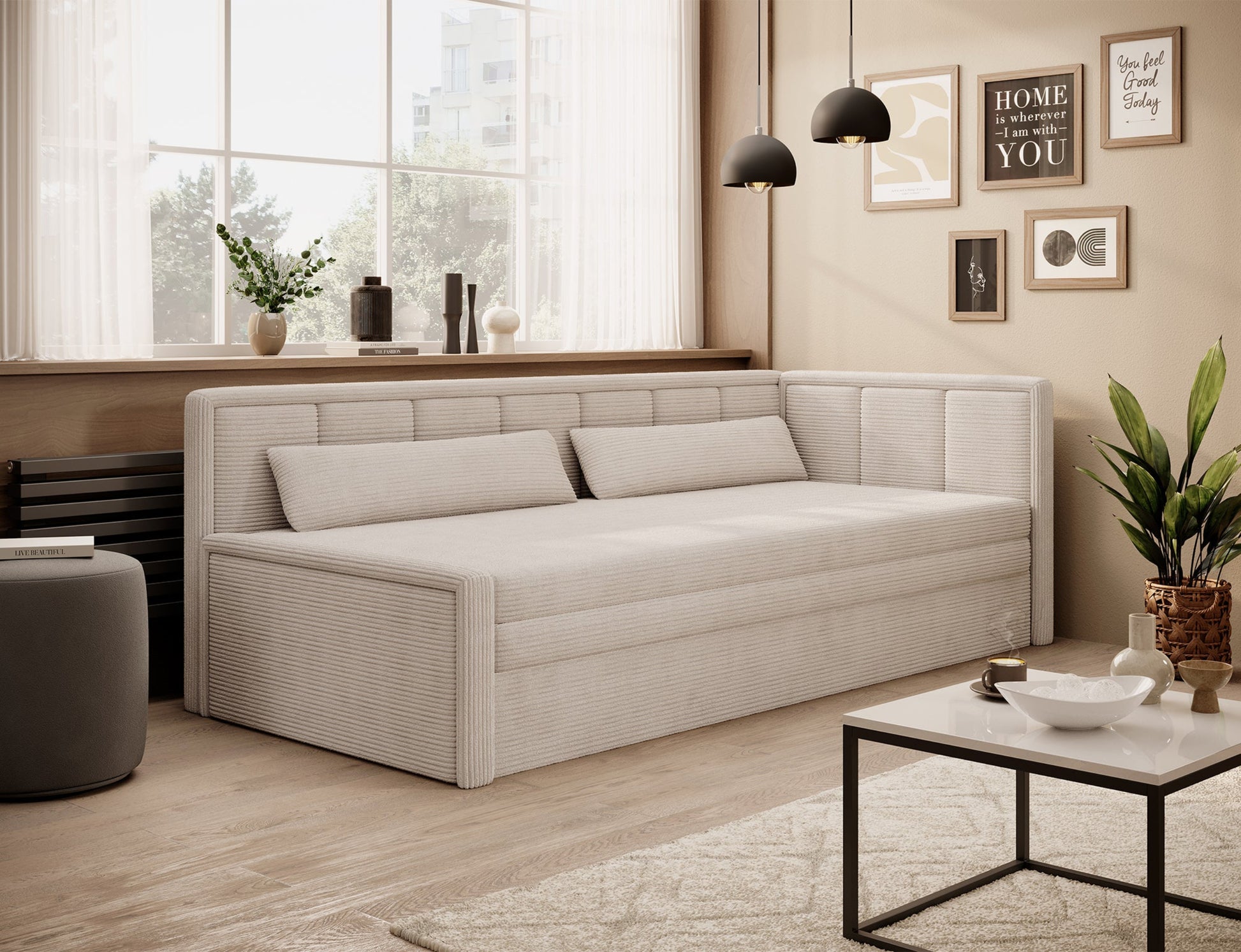 Sofa tapicerowana w kremowym kolorze ustawiona w jasnym, nowoczesnym salonie z dużym oknem.