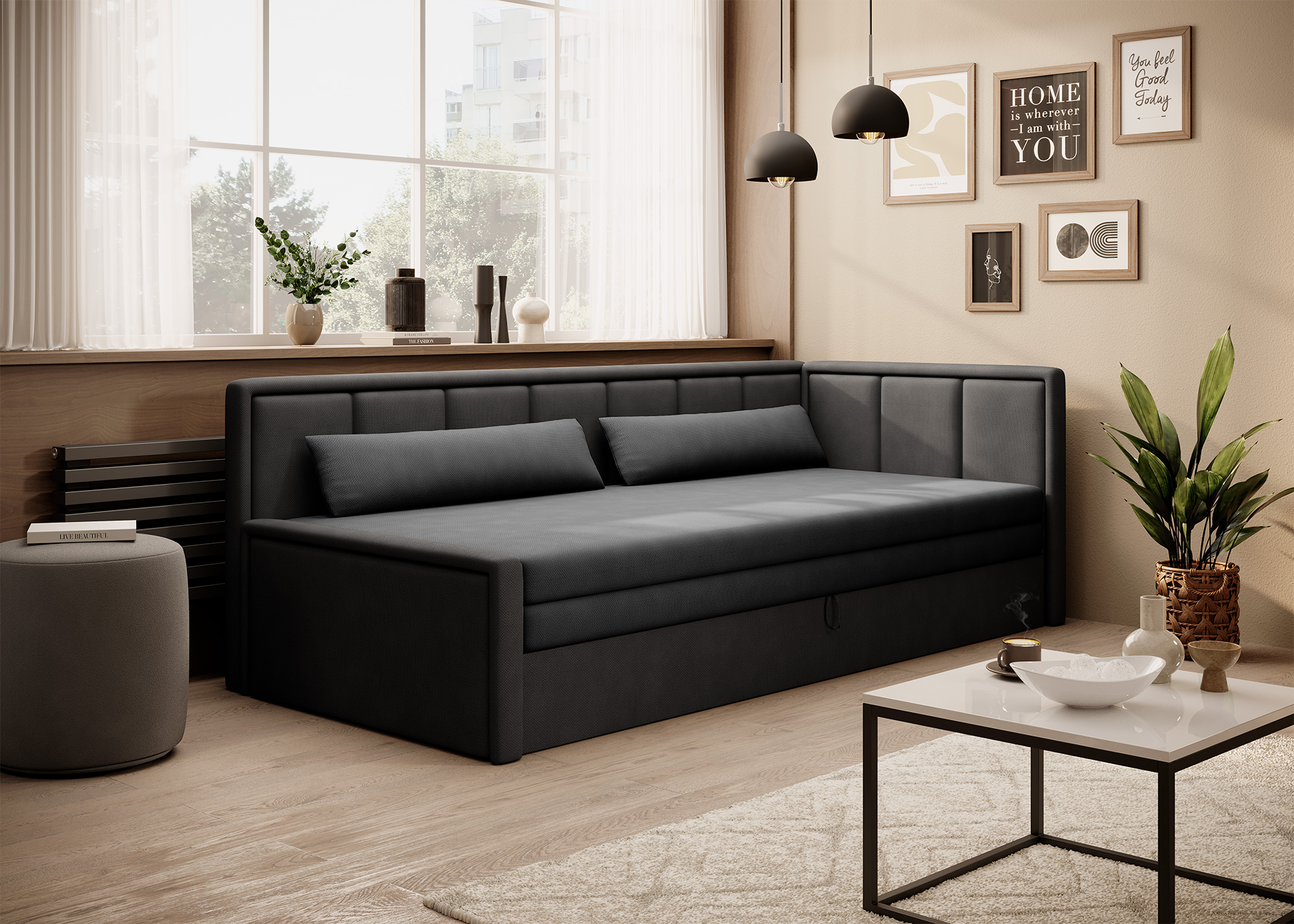 Stylowa czarna sofa tapicerowana ustawiona w jasnym salonie z dużym oknem i dekoracjami.