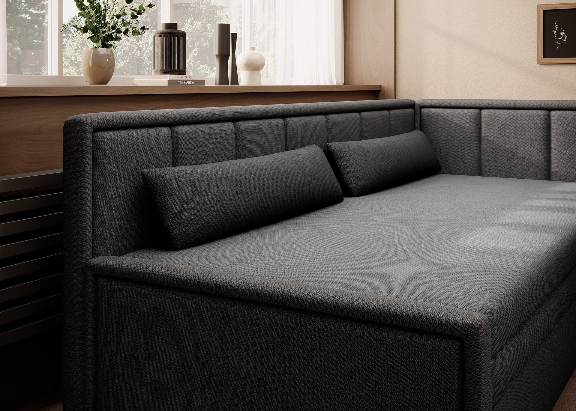 Nowoczesna sofa tapicerowana z czarnym siedziskiem i dekoracyjnymi poduszkami narożnymi.