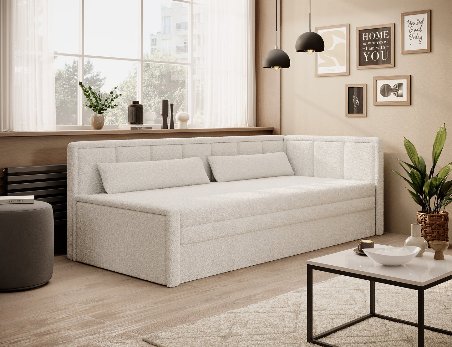 Sofa tapicerowana w kolorze jasnego beżu ustawiona w przytulnym, nowoczesnym wnętrzu z dużym oknem.