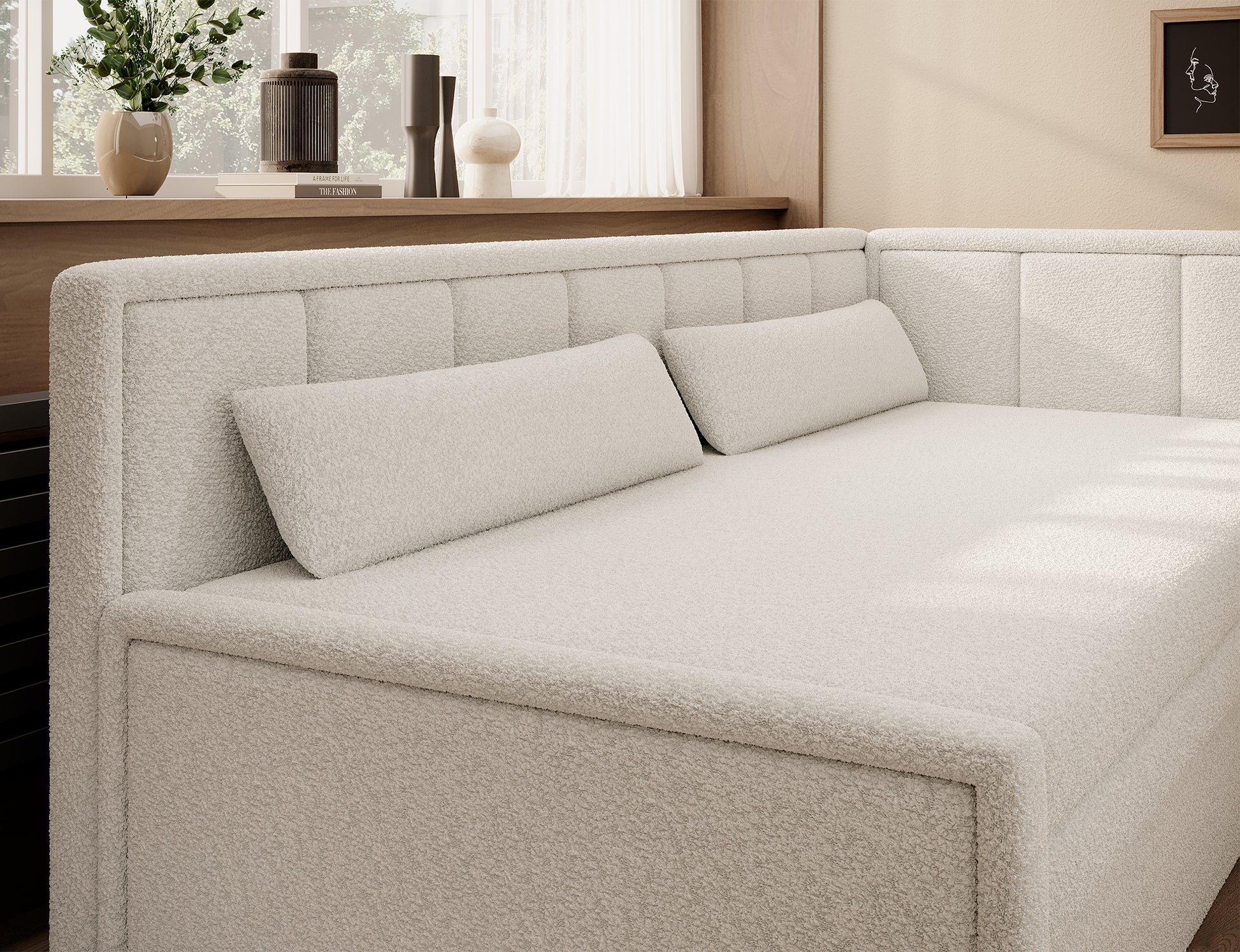 Nowoczesna sofa narożna z jasnobeżową tapicerką i poduszkami dekoracyjnymi.