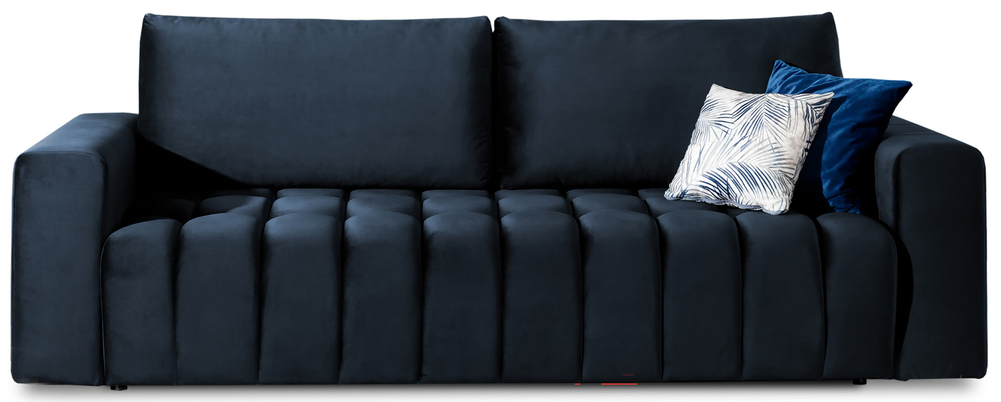 Izolowany frontowy widok sofy Lazaro Monolith 79 granatowej: minimalistyczna sofa o prostych, masywnych podłokietnikach, pikowanym siedzisku z głębokimi pionowymi przeszyciami i dwóch dużych oparciach tapicerowanych aksamitnym, głęboko granatowym materiałem, udekorowana dwiema poduszkami w odcieniach granatu i biało-granatowym wzorze.