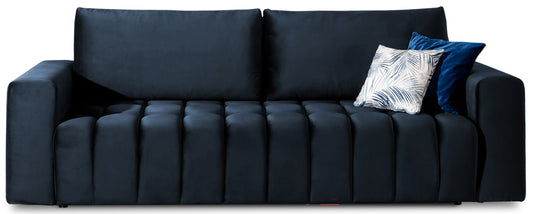 Izolowany frontowy widok sofy Lazaro Monolith 79 granatowej: minimalistyczna sofa o prostych, masywnych podłokietnikach, pikowanym siedzisku z głębokimi pionowymi przeszyciami i dwóch dużych oparciach tapicerowanych aksamitnym, głęboko granatowym materiałem, udekorowana dwiema poduszkami w odcieniach granatu i biało-granatowym wzorze.