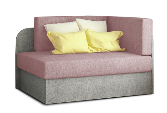 Kanapa Rosa w kolorze Omega 91 jasnoróżowy z elementami w odcieniu Omega 02 jasnoszary, rozłożona do spania, ustawiona w jasnym pokoju dziecięcym z kolorową ścianą z motywem natury i dużym oknem.