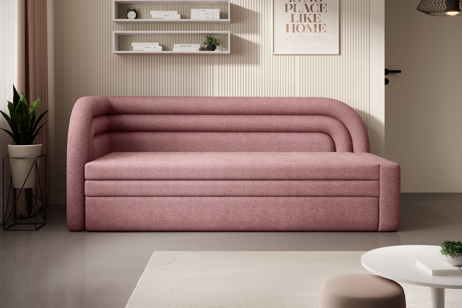 Lewostronna sofa Fabillo Touch 24 w kolorze różowym ustawiona w przytulnym salonie, na tle żeberkowanej, kremowej ściany z półkami i zieloną rośliną.