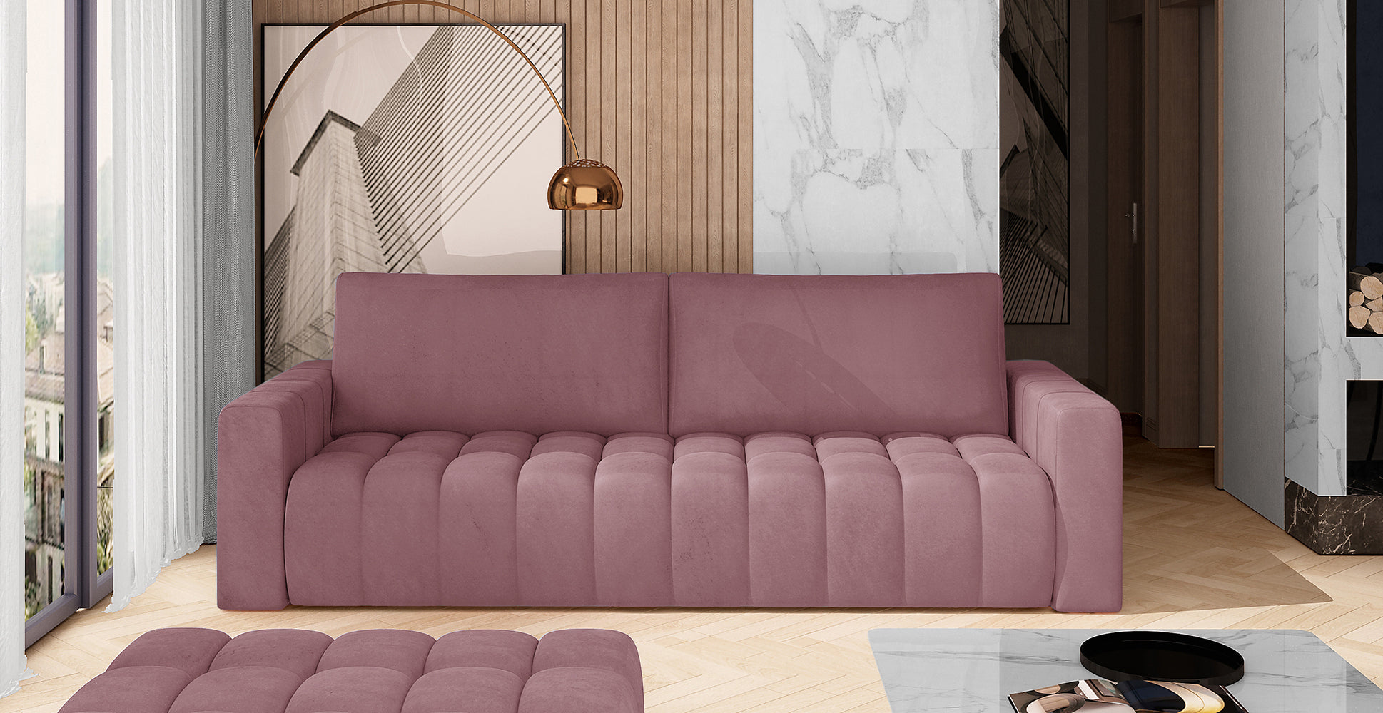 Sofa Lazaro Matt Velvet 63 różowy we wnętrzu – stylowy salon z drewnianymi panelami i kamienną ścianą w tle, sofa z pikowanym pionowo siedziskiem, gładkim oparciem i prostokątnymi podłokietnikami.
