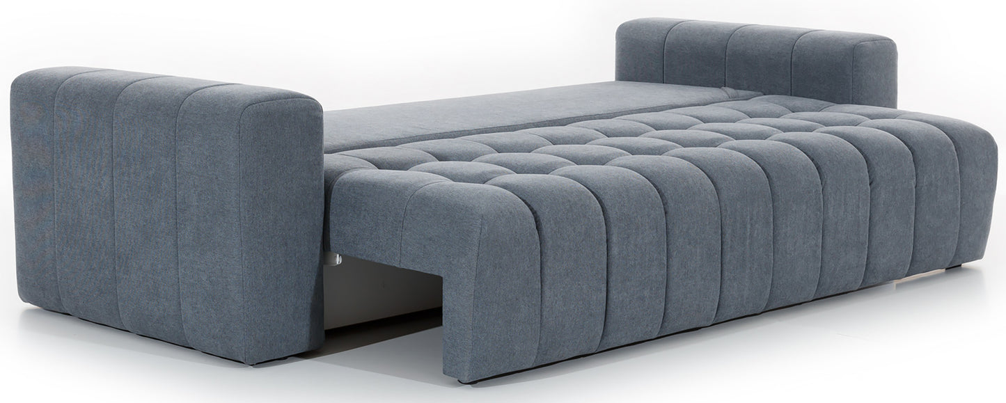Sofa Lazaro Primo 89 rozłożona jako łóżko: mechanizm wysuwany ujawnia płaską, pikowaną powierzchnię łóżka, zachowując pionowe, szerokie podłokietniki.