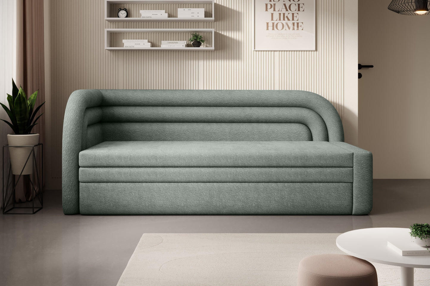 Lewe ułożenie sofy Fabillo Touch 100 w pastelowej zieleni we wnętrzu z kremową, żeberkowaną ścianą, półkami z książkami i doniczką z rośliną obok.