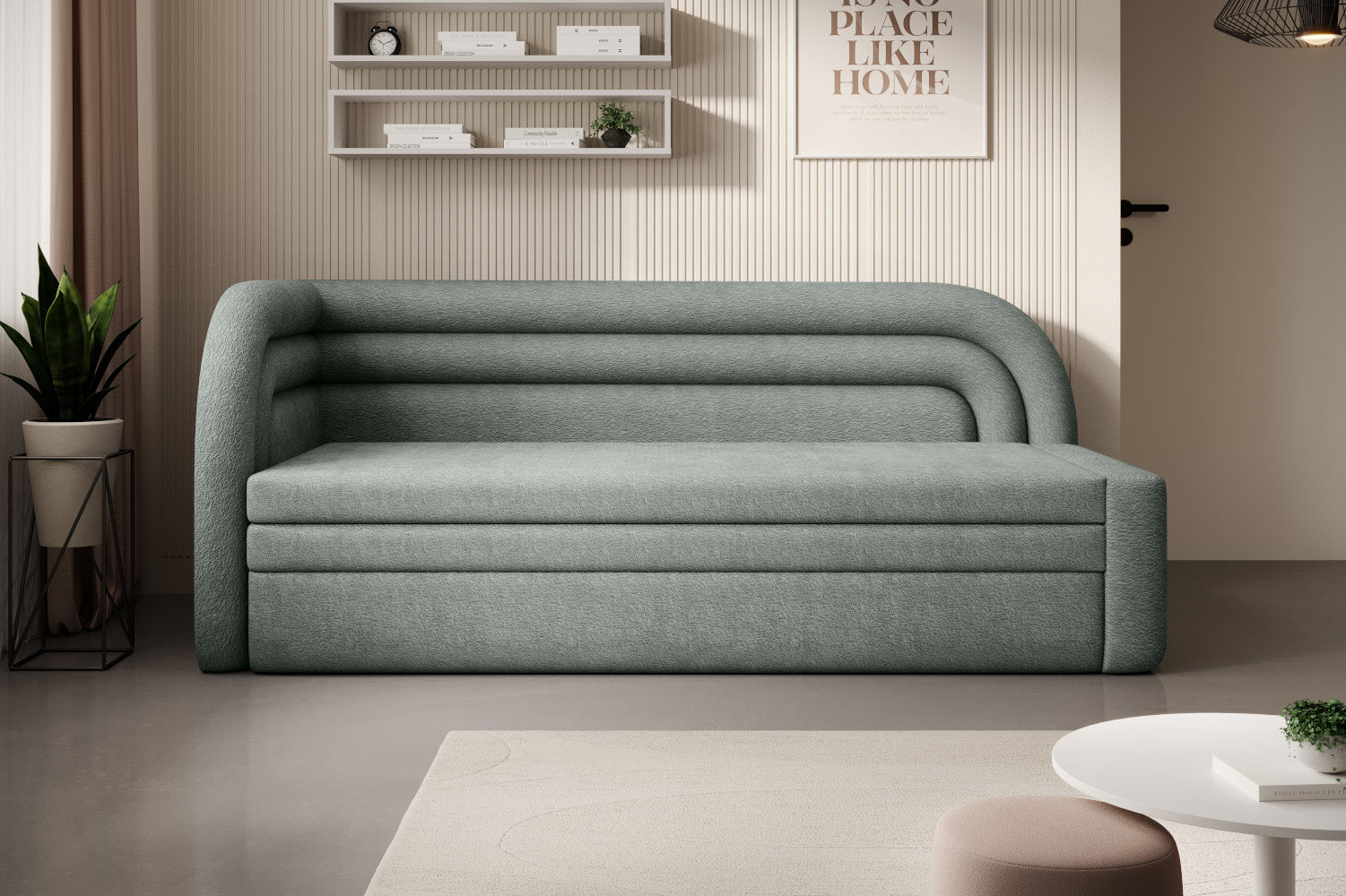 Lewe ułożenie sofy Fabillo Touch 100 w pastelowej zieleni we wnętrzu z kremową, żeberkowaną ścianą, półkami z książkami i doniczką z rośliną obok.