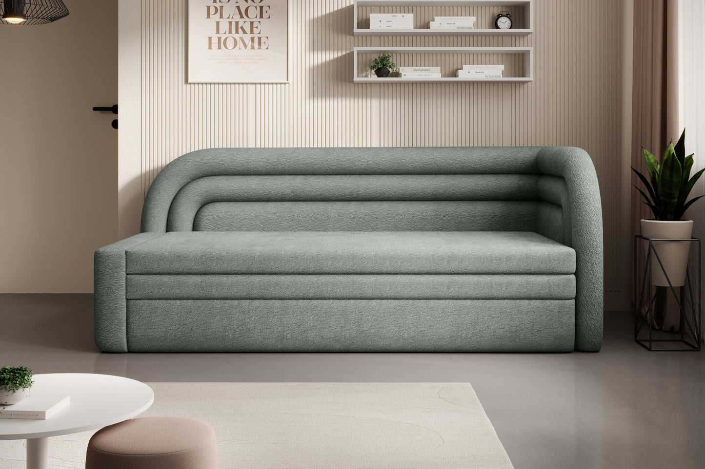 Prawostronna sofa Fabillo Touch 100 w zielonym kolorze ustawiona w przytulnym salonie na tle kremowej, żeberkowanej ściany z półkami i doniczką z rośliną.