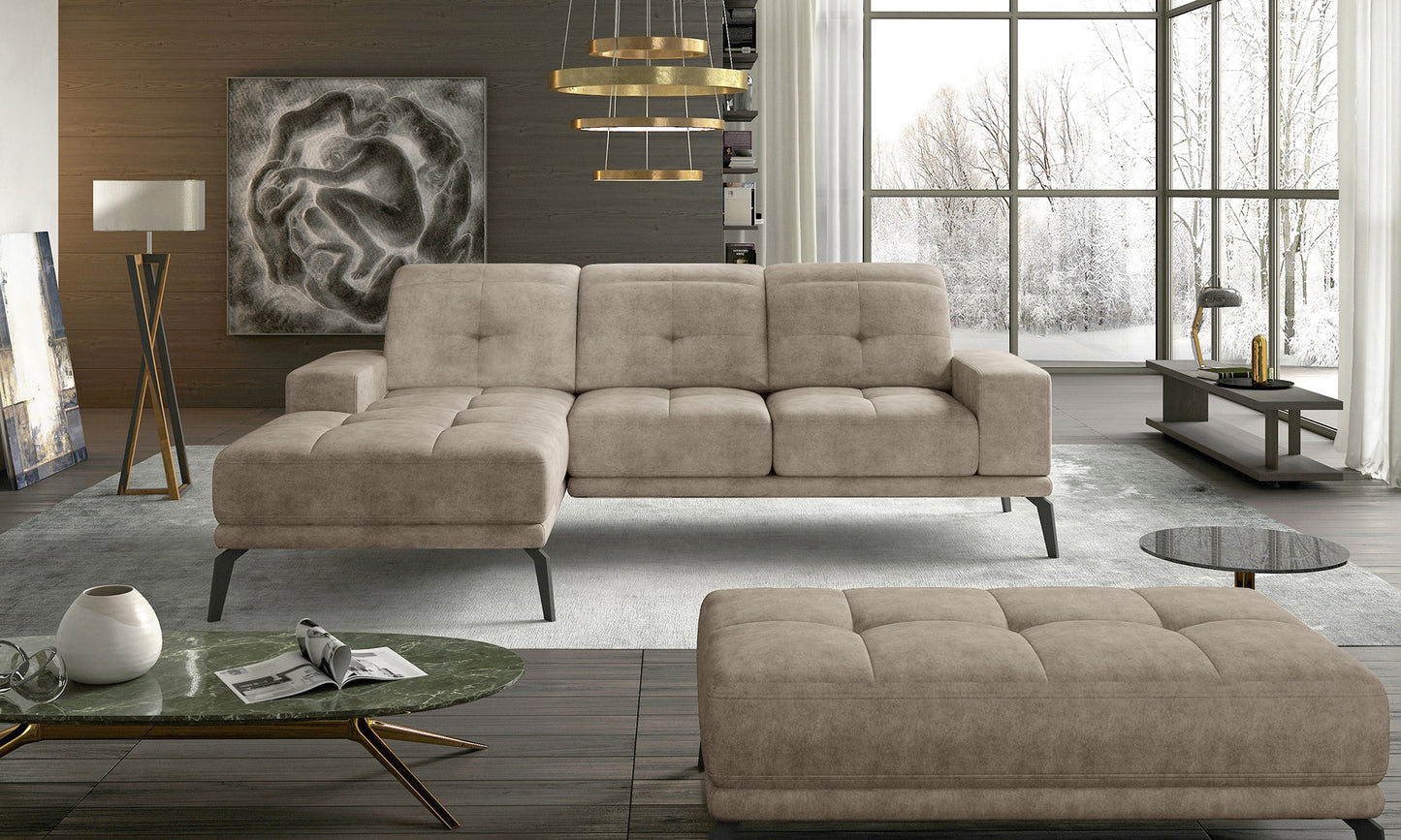 Elegancki narożnik Torrense Dora 21 z szerokim szezlongiem oraz dekoracyjnymi przeszyciami na oparciach. Komfortowy narożnik rodzinny do nowoczesnych wnętrz inspirowanych stylem soft loft i modern classic.