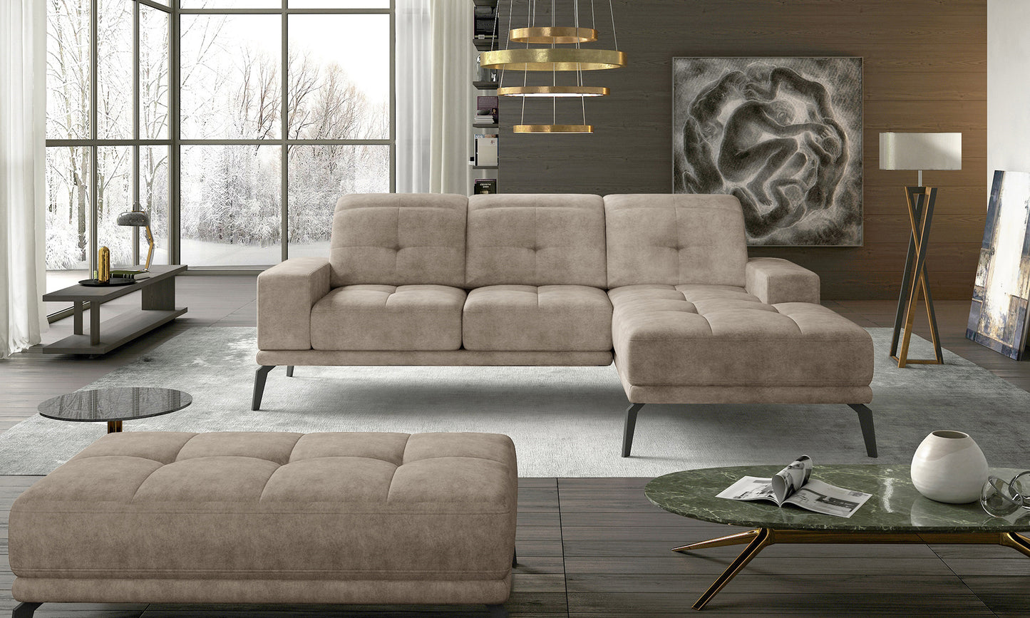 Elegancki narożnik Torrense Dora 21 z prawym szezlongiem oraz dekoracyjnymi przeszyciami na oparciach. Komfortowy narożnik rodzinny do przestronnego salonu inspirowanego stylem modern, soft loft i modern classic.