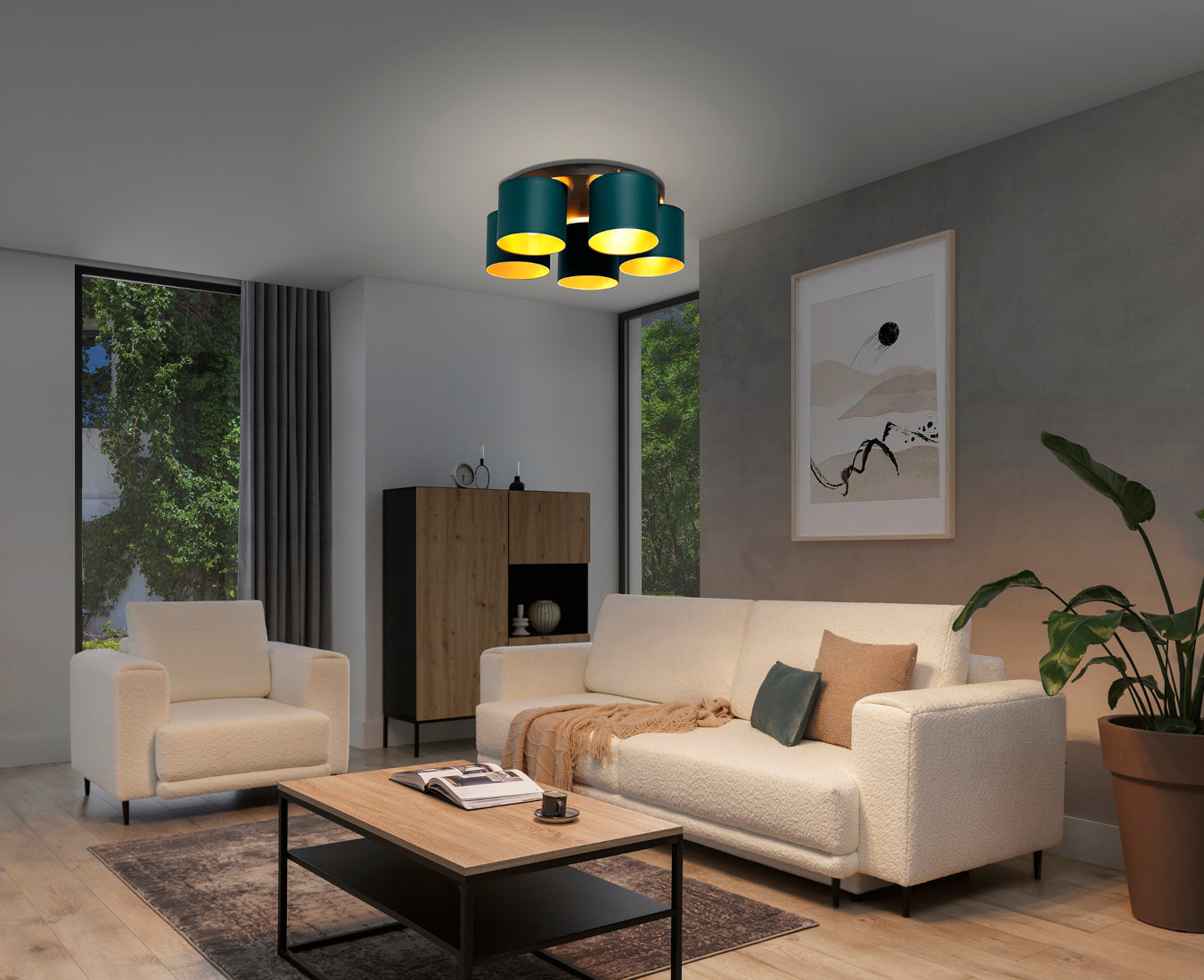 Włączona lampa sufitowa Vespillo 5 z pięcioma abażurami, rzucająca ciepłe, złote światło na biały narożnik i roślinę doniczkową w przytulnej, wieczornej aranżacji salonu.