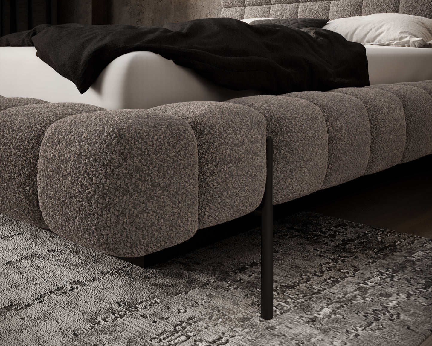 Dolny narożnik łóżka Magentta w Royal 20 beżowy – zaokrąglona forma, subtelna faktura i nowoczesna metalowa noga w czerni.