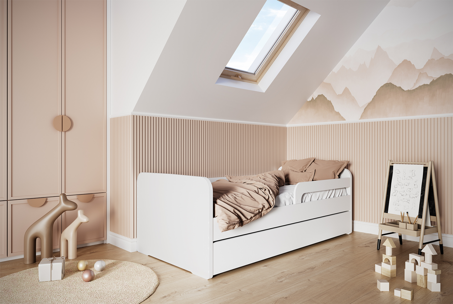 Białe łóżeczko Duuli 160 cm w pokoju na poddaszu, z beżową pościelą, pastelowymi zabawkami i dekoracyjną tapetą z górami.