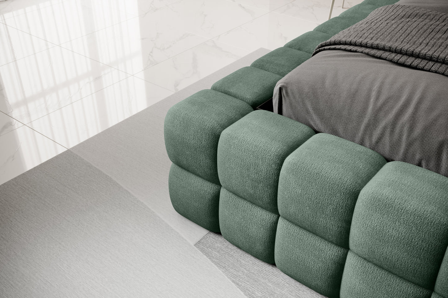 Detal narożnika łóżka Dizzle 160x200 cm w tkaninie Amore 35 ciemnozielony, ukazujący miękkie tapicerowane wykończenie w stylowym, minimalistycznym wnętrzu.