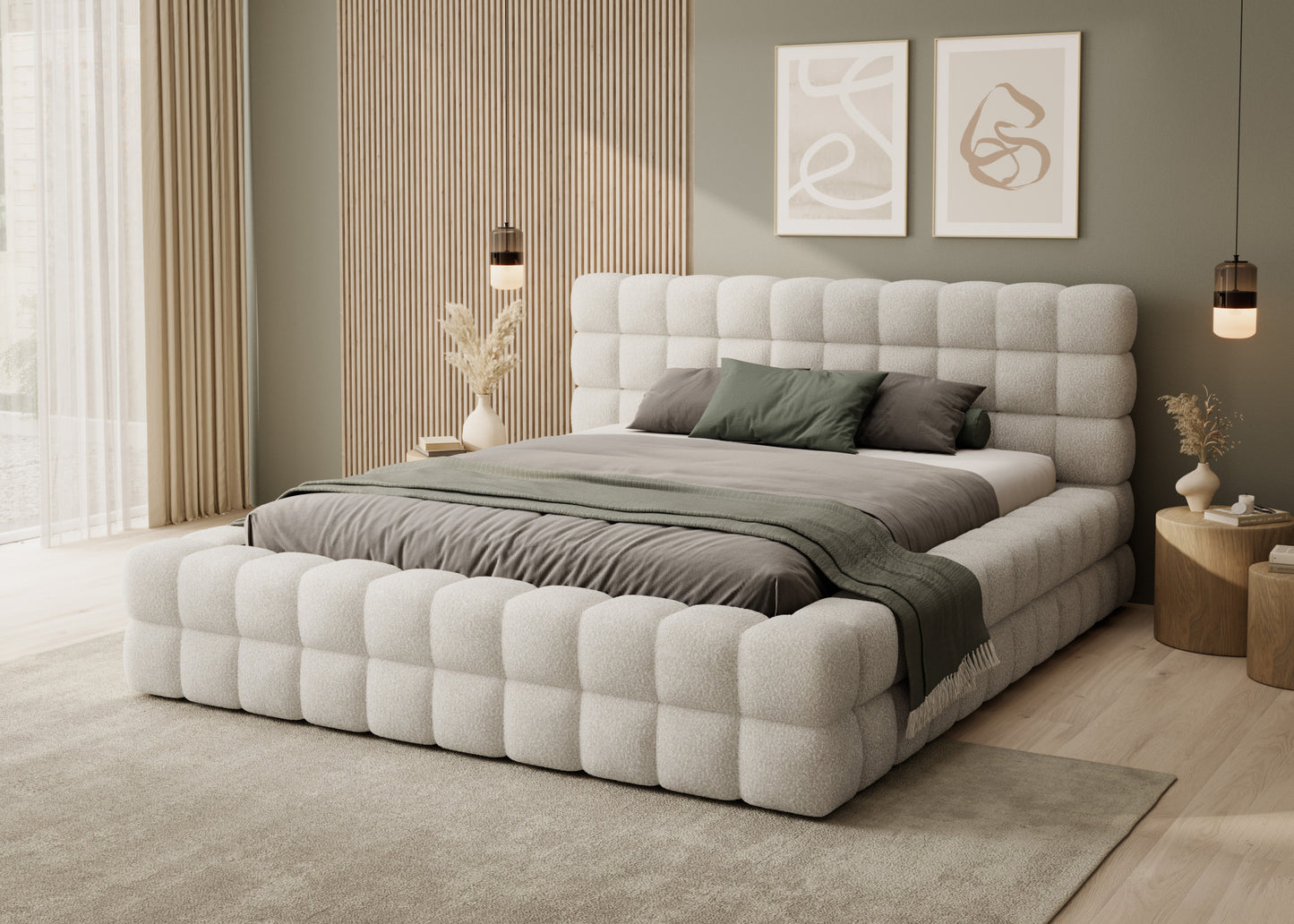 Łóżko Dizzle 180x200 cm w tkaninie Jaffray 18 jasnobeżowy ustawione w eleganckiej sypialni z zielonymi ścianami, drewnianymi panelami i dekoracyjnym oświetleniem, ujęcie z przodu w naturalnym świetle.