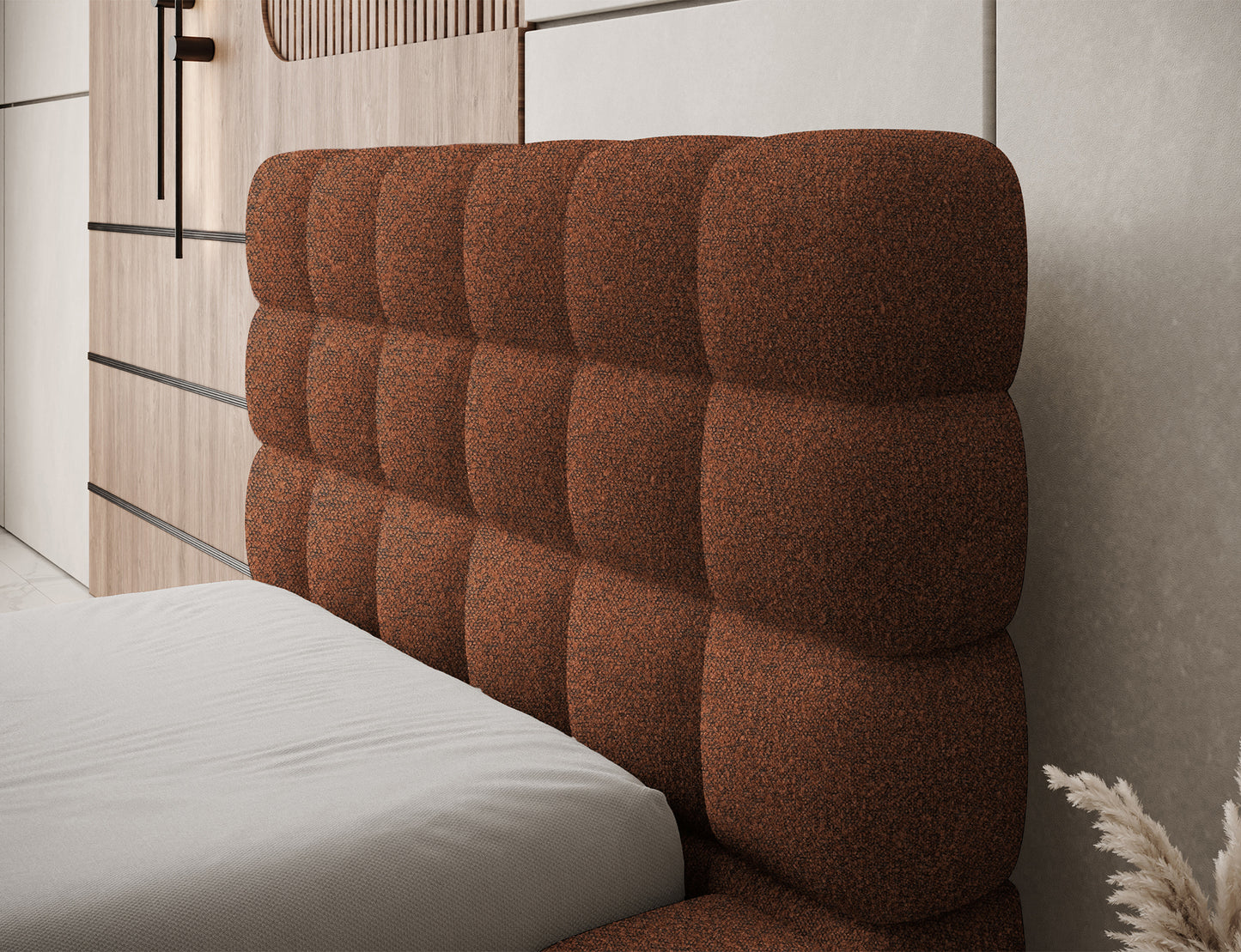 Zbliżenie na zagłówek łóżka Dizzle 90, tkanina Jaffray 30 ceglana, miękka i geometrycznie pikowana powierzchnia tapicerki.