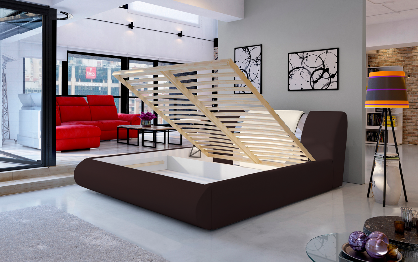Łóżko Flavio 180x200 cm w tkaninie Soft 66 brązowy / Soft 33 beżowy z podniesionym stelażem, prezentujące pojemnik na pościel w eleganckim, loftowym wnętrzu.