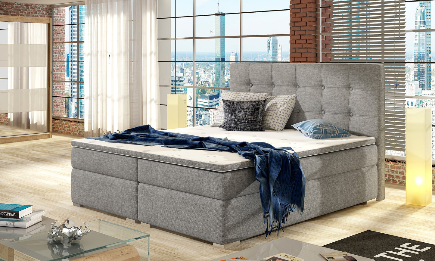 Łóżko kontynentalne Inez 140x200 cm w kolorze Sawana 21 szary w nowoczesnej sypialni z dużymi oknami i minimalistycznym wystrojem wnętrza.